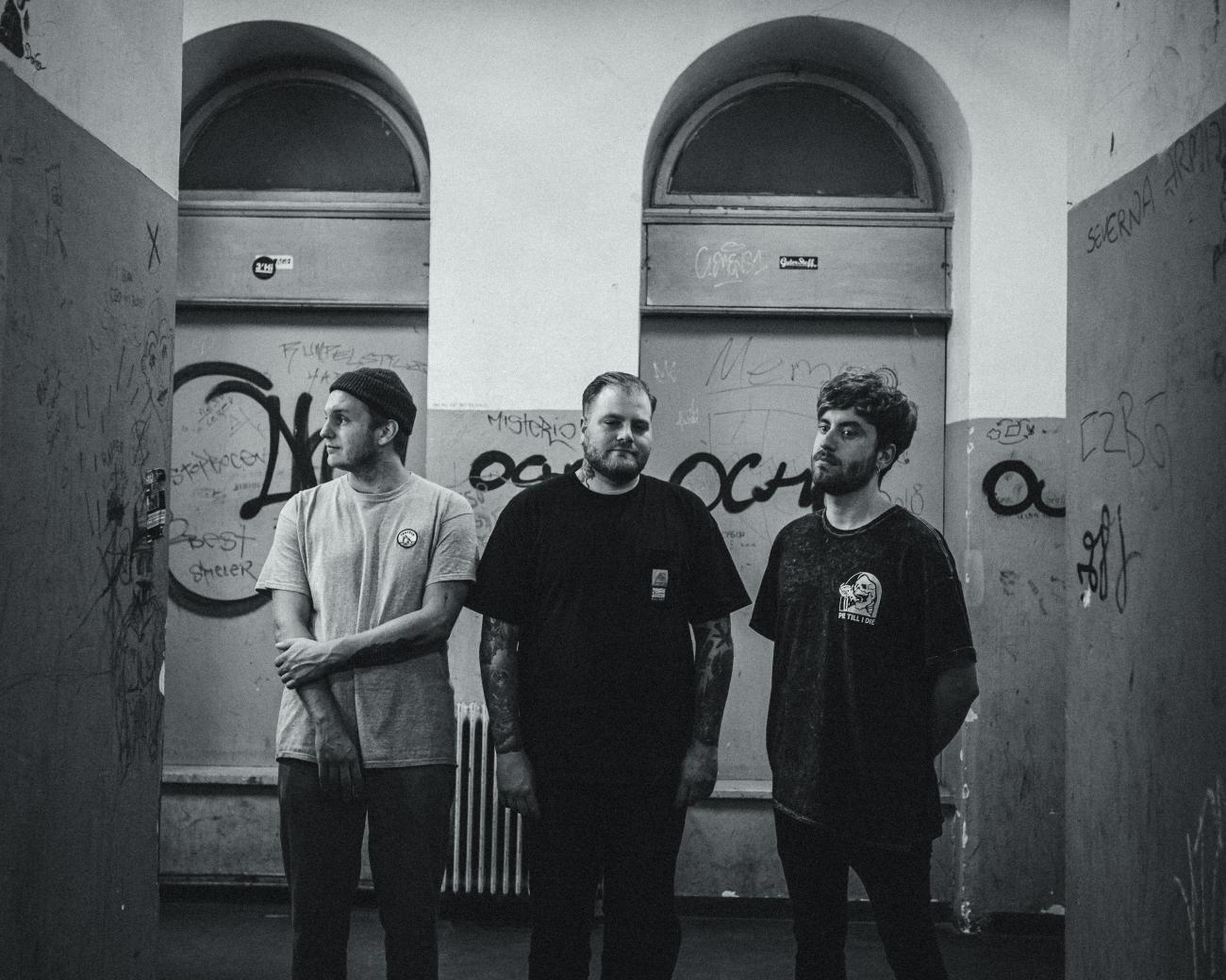 bandfoto_backwards_charm.jpg